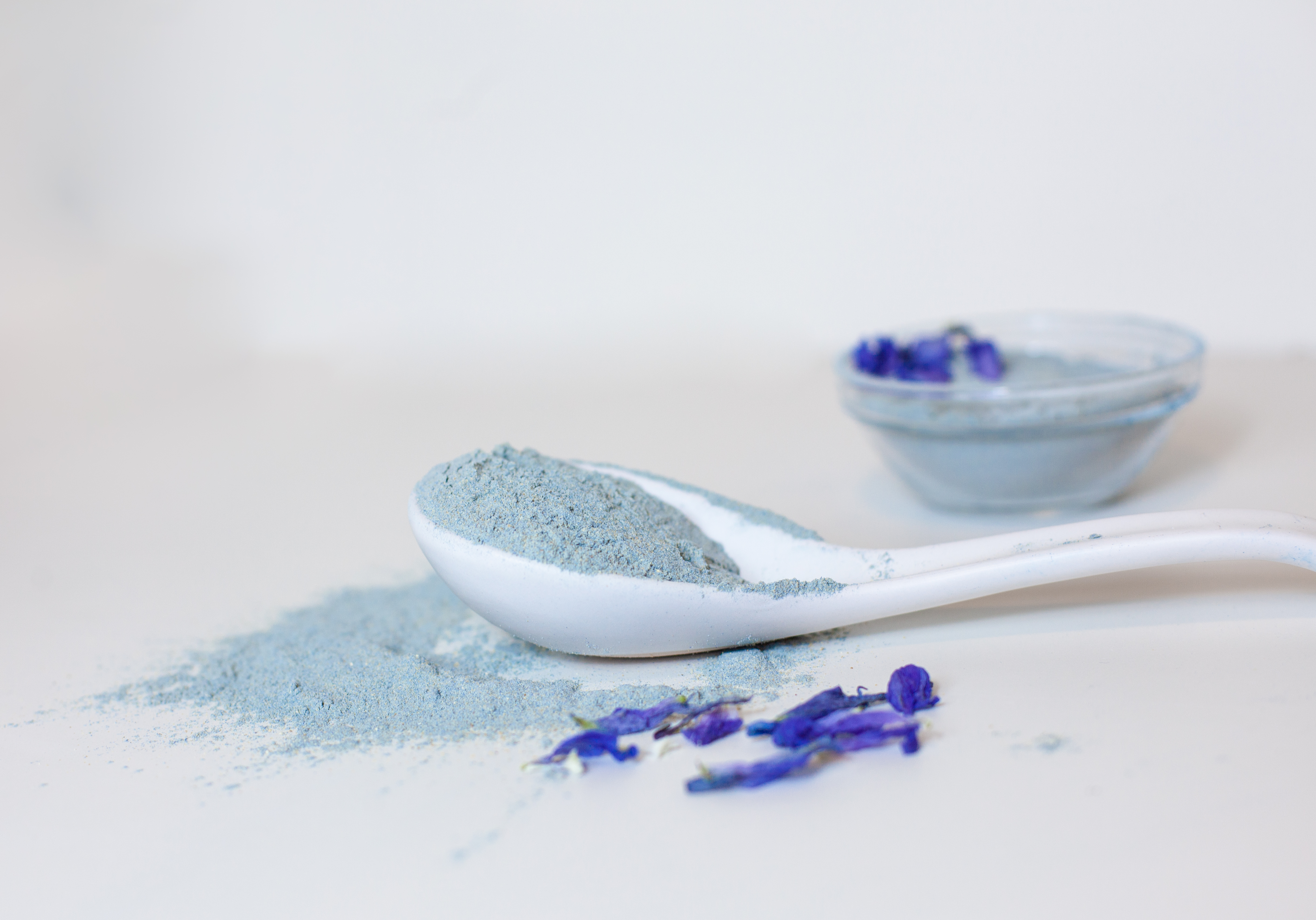 white spoon of Maca Blue maca and spirulina powder